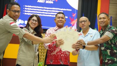 Pj Bupati Sanggau Serahkan 7.200 Sertipikat PTSL dan 3.888 Bidang Sertipikat Tanah Redistribusi