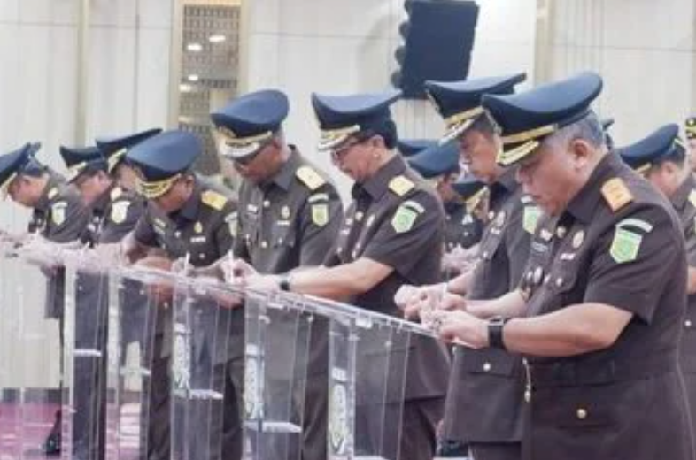 Jaksa Agung ST Burhanuddin melantik 34 pejabat tinggi Kejaksaan di Gedung Utama Kejaksaan Agung, Jakarta Pusat, Rabu (16/7/2025). (Dok. KEJAKSAAN RI)