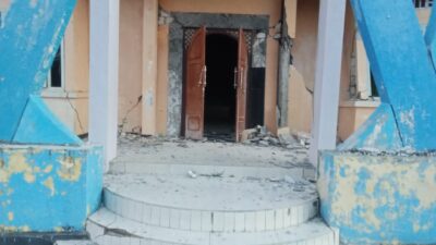 Petugas BPBD meninjau kerusakan rumah dan fasilitas umum pascagempa M 6,4 di Kabupaten Sarmi, Papua. (Dok. HO/faktakalbar.id)