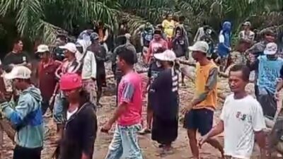 Warga Desa Sepuk Laut memprotes kesepakatan kompensasi PT PAL yang dinilai tidak sesuai kewajiban perusahaan dalam HGU 2014. (Dok. HO/faktakalbar.id)