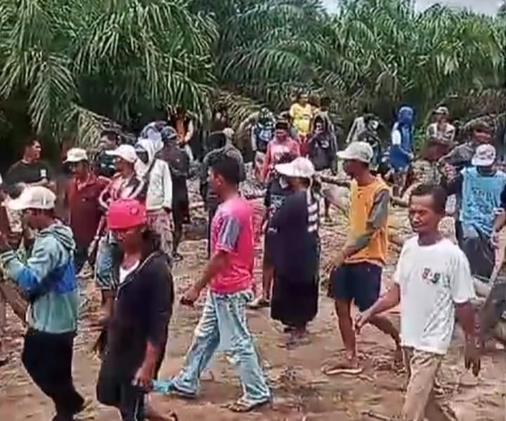 Warga Desa Sepuk Laut memprotes kesepakatan kompensasi PT PAL yang dinilai tidak sesuai kewajiban perusahaan dalam HGU 2014. (Dok. HO/faktakalbar.id)