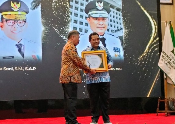 "Dirjen Polpum Kemendagri, Bahtiar Baharuddin menerima penghargaan Pena Emas dari Forum Pimred Multimedia Indonesia. Penyerahan penghargaan berlangsung di acara Gala Diner Anniversarry ke-2 Forum Pimred Multimedia Indonesia yang berlangsung di Pendopo Gubernur Banten, Kawasan Pusat Pemerintahan Provinsi Banten, Kota Serang, Banen, Kamis (17/7/2025). (Dok. Faktanasional)"