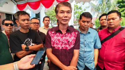 Puluhan anggota CU Lantang Tipo saat melakukan audiensi dengan perwakilan Bank BTN Cabang Pontianak untuk menuntut pembayaran dana sebesar Rp33,6 miliar di Pontianak, Kamis (7/8/2025). (Dok. Ist)