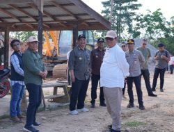 Bupati Barito Utara Pantau Optimalisasi Infrastruktur di Kecamatan Gunung Purei, Sambil Bersafari Jumat dan Bersilaturahmi Dengan Masyarakatnya